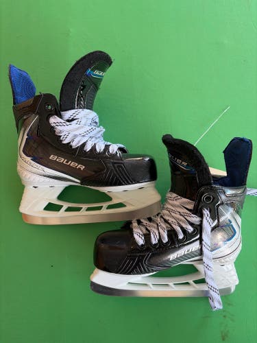 Youth Bauer Vapor Flylite Hockey Skates Regular Width 13 (Used)