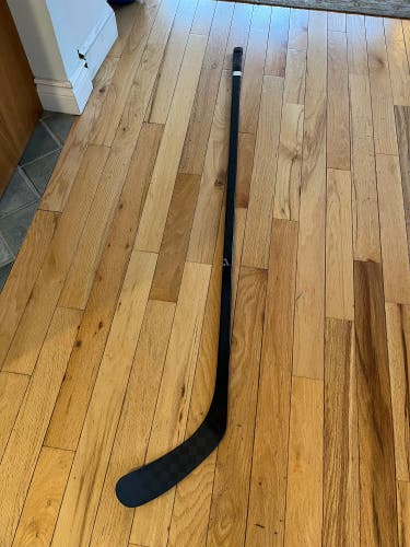 PRO9246 (ST: ZEGRAS PRO) - VF - PRO STOCK HOCKEY STICK - RIGHT - 77 Flex - Used
