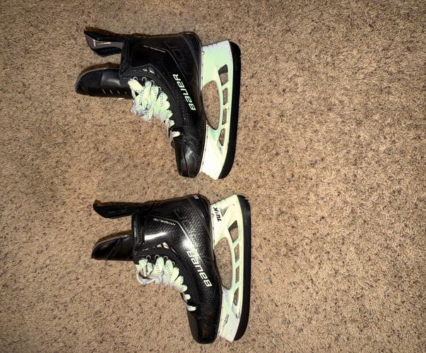 2021 Bauer Vapor Hyperlite Hockey Skates Regular Width Pro Stock 8.5 (Used)