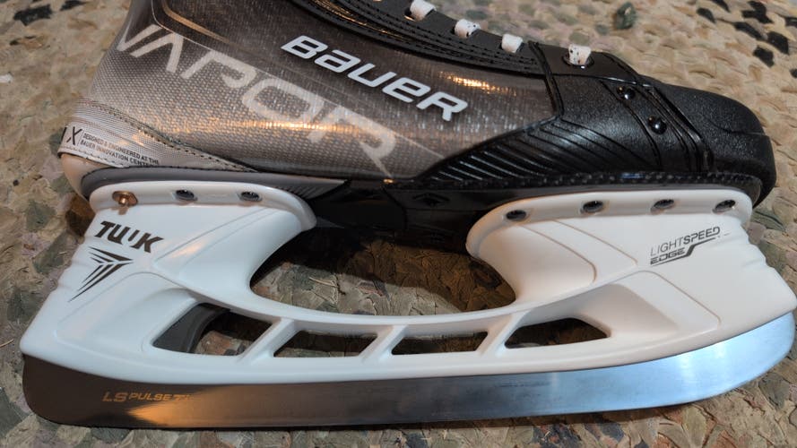 Black/Gray Bauer Vapor Hyperlite Hockey Skates Regular Width Pro Stock 10 (New)