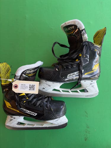 Junior Bauer Supreme M4 Hockey Skates Regular Width Size 3.5 (Used)