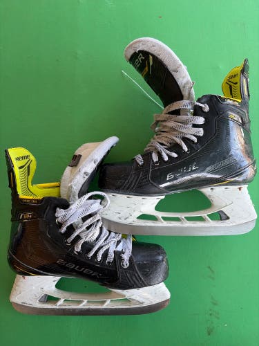 Senior Bauer Supreme M4 Hockey Skates Size 6 (Used)