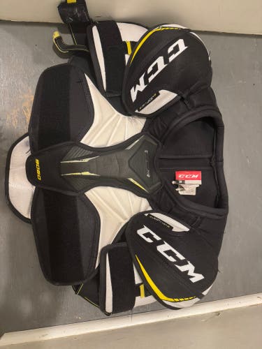 Men's Small Senior CCM Tacks 9060 Shoulder Pads (Used)