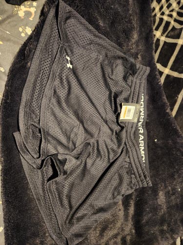 Short basketball shorts