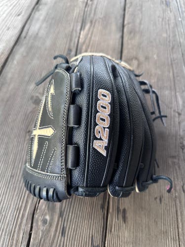 Wilson A2000 RH Pitcher's Baseball Glove 12" (Used)