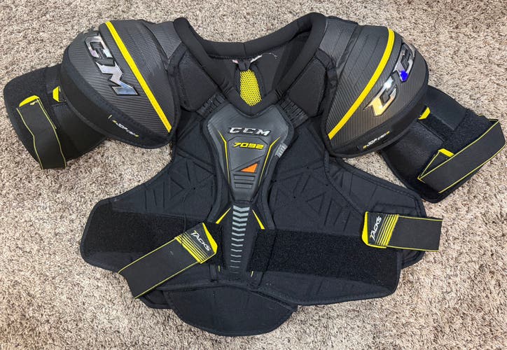 Men's Large Senior CCM Tacks 7092 Shoulder Pads (Used)