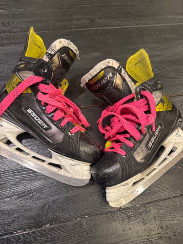 Black/Yellow Bauer Supreme 3S Hockey Skates Size 5.5 (Used)