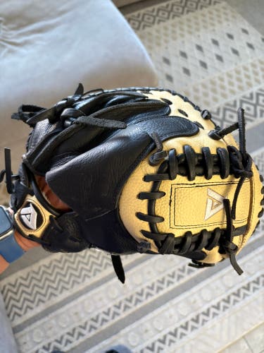 Akadema RH Catcher's Glove 33.5" (Used)