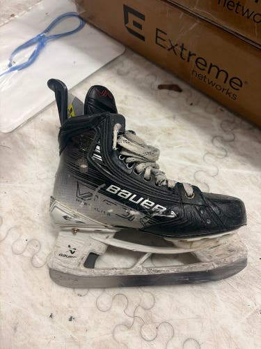 2023 Bauer Vapor Hyperlite 2 Hockey Skates Size 4.5 (Used)