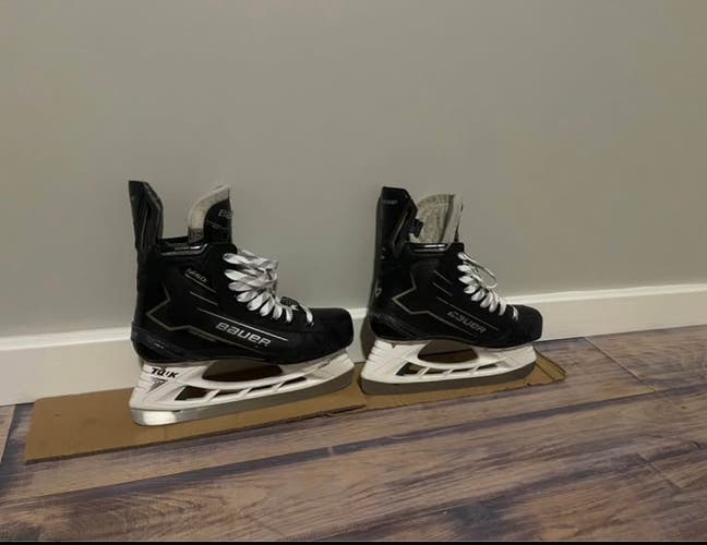 Black/Yellow 2024 Bauer Supreme M40 Hockey Skates 7.5 (Used)