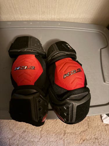 Senior Medium CCM QuickLite Elbow Pads (Used)