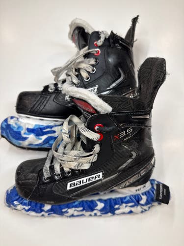 Black 2021 Bauer Vapor X3.5 Hockey Skates Size 3 (Used)