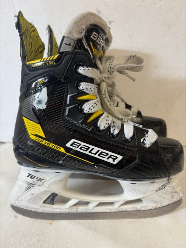 Black Bauer Supreme M4 Hockey Skates Regular Width Size 1 (Used)