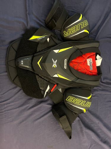 Women's Medium Senior Bauer Vapor X-W Shoulder Pads (Used)