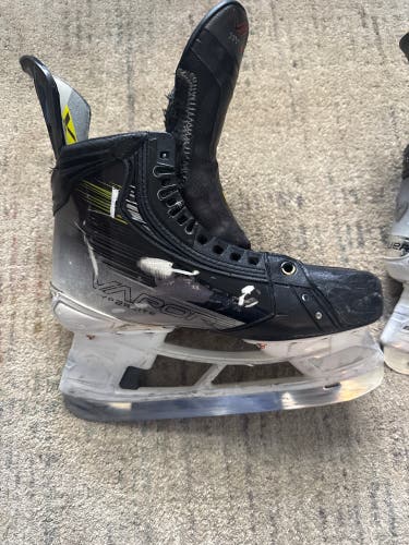 2023 Bauer Vapor Hyperlite 2 Hockey Skates Regular Width 7.5 (Used)
