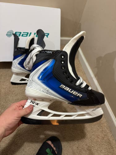 New Bauer Vapor Flylite Hockey Skates (size:8  3/4)