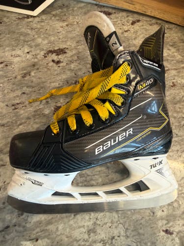 2024 Bauer Supreme M40 Hockey Skates Regular Width Size 2 (Used)