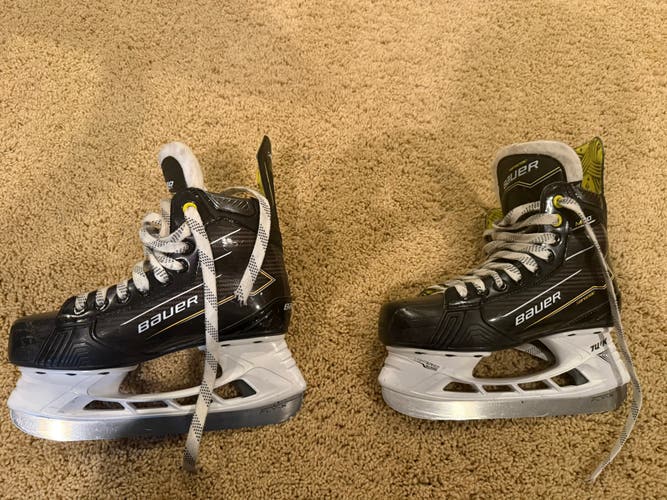 2024 Bauer Supreme M30 Hockey Skates Regular Width Size 4 (Used)