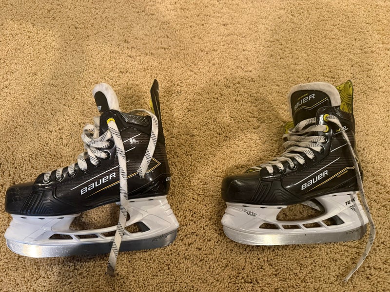 2024 Bauer Supreme M30 Hockey Skates Regular Width Size 4 (Used)