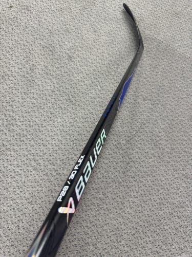 Bauer Blue Bauer. Flylite Right Handed Hockey Stick P28 30 Flex (New)