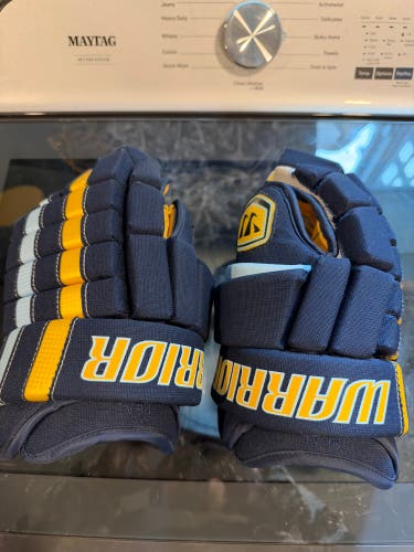 Thrashers made in Canada Warrior Franchise Gloves 14" Pro Stock (Used)