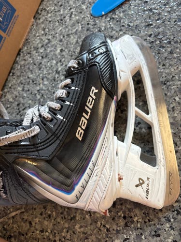 2025 Bauer Vapor Flylite Hockey Skates Size 1 (Used)
