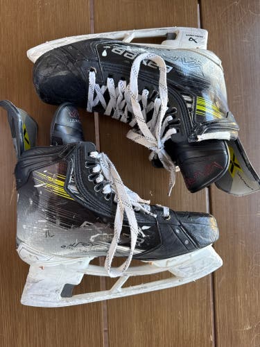 2023 Bauer Vapor Hyperlite 2 Hockey Skates Regular Width 9 (Used)