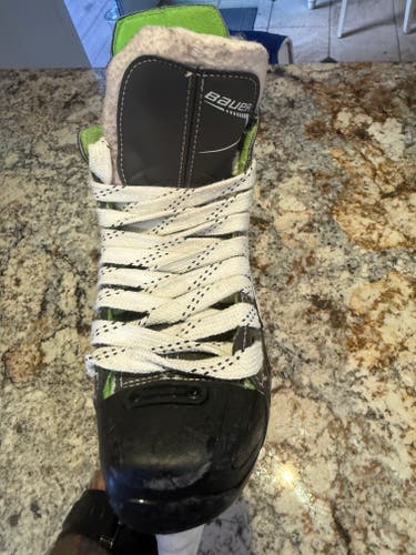Black Bauer Vapor X Hockey Skates Size 4 (Used)