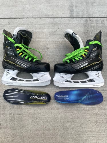 2024 Bauer Supreme M40 Hockey Skates Extra Wide Width Size 3 (Used)