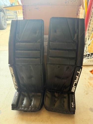 33" True Catalyst 7X3 Goalie Leg Pads (Used)