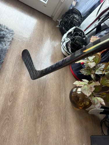 Senior Bauer Vapor Flylite Right Handed Hockey Stick P28 70 Flex (Used)