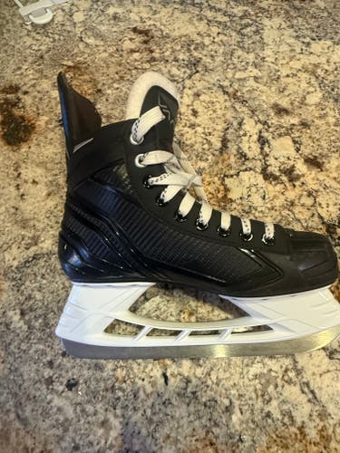 Black Bauer Vapor VOLT Hockey Skates Size 5 (New)