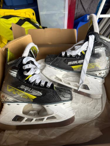 2023 Bauer Vapor X4 Hockey Skates Extra Wide Width Size 1.5 (Used)