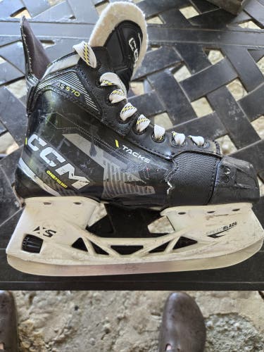 Black CCM Tacks AS-570 Hockey Skates Regular Width Size 2 (Used)