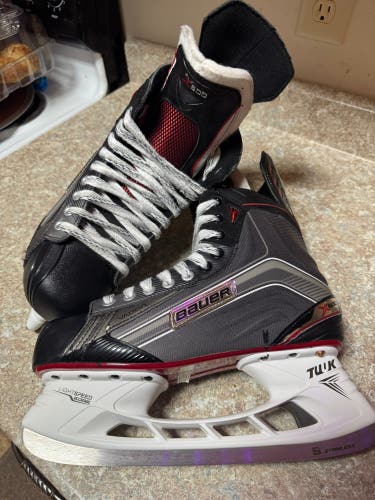 SR 9 1/2 Bauer Vapor X600 Hockey Skates Regular Width 9.5 (Used) 600 Moldable