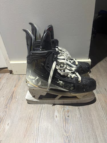 2023 Bauer Vapor Hyperlite 2 Hockey Skates Wide Width 8.5 (Used)