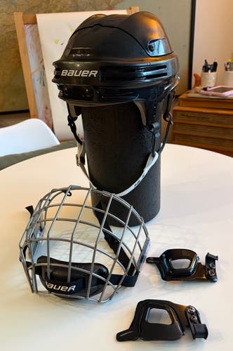 Excellent used condition black Bauer 3500/4500 senior medium with grey Bauer Profile I cage small