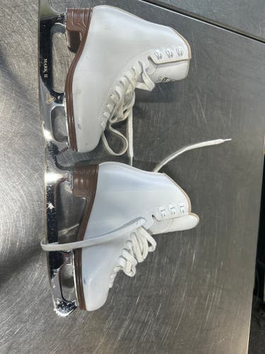 Jackson Ultima Figure Skates Junior 3.5 (Used)