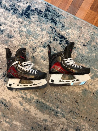 2025 CCM JetSpeed FT8 Pro Hockey Skates Regular Width 7.5 (New)
