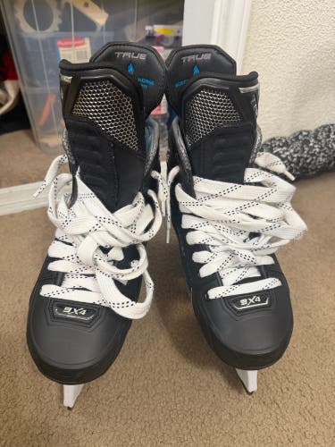 2024 True Catalyst 9x4 Hockey Skates Wide Width 7.5 (Used)