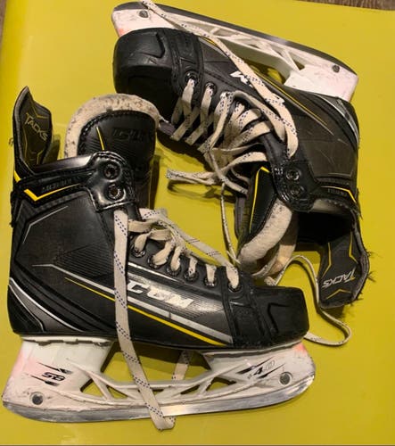 2018 CCM Tacks 9080 Hockey Skates Regular Width 6.5 (Used)