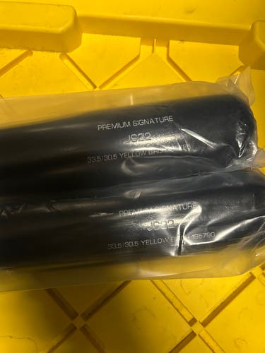 2 Bats (B45) (-3) 31.5 oz 33.5 (New)  Model JS22 Premium Signature Yellow Birc