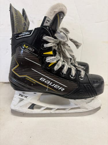 Black Bauer Supreme M40 Hockey Skates Regular Width Size 1.5 (Used)