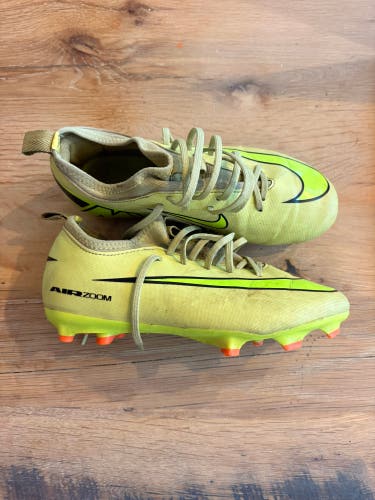 Nike Mercurial Vapor 16 Academy / Green Unisex 2.5Y (Big Kids / Youth) Molded Cleats Cleats (Used)