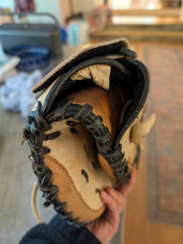 Easton RH Catcher's Synergy Softball Glove 33" (Used)