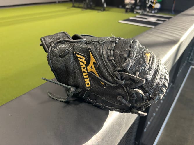 Mizuno RH Catcher's GXC 112 Baseball Glove 31.5" (Used)
