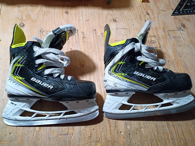 2026 Bauer Vapor Fly40 Hockey Skates Regular Width 13 (Used)