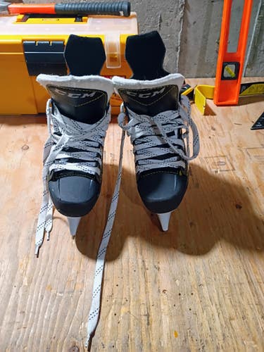 2024 CCM Tacks 9350 Hockey Skates Regular Width Size 1 (Used)