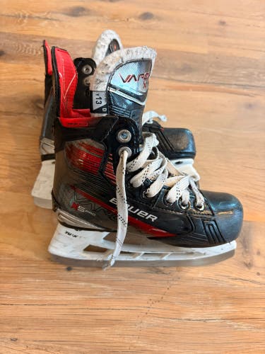 Bauer Vapor X5 Pro Hockey Skates Black Regular Width Youth 13 (Used)