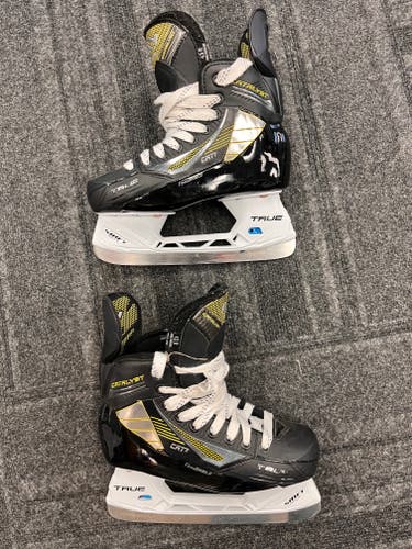 True Catalyst 7 Hockey Skates Size 4.5 (Used)